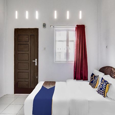 Spot On 91858 Raja Homestay Syariah Pekanbaru Exterior photo